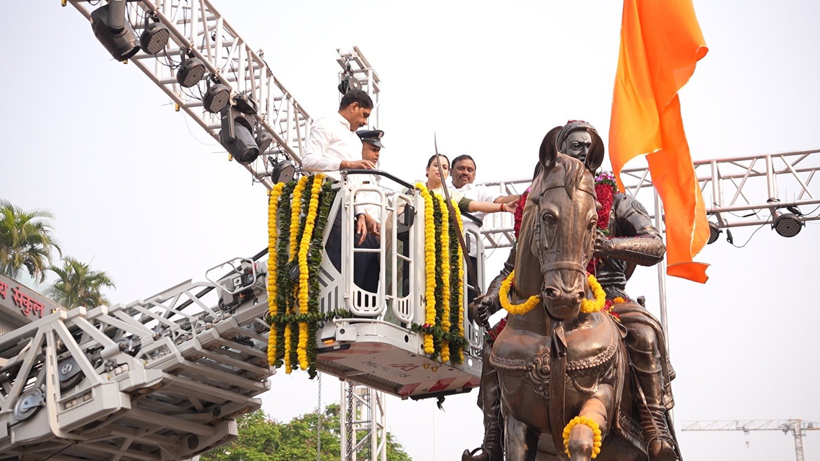 छत्रपती शिवाजी महाराज जयंतीनिमित्त शिवाजी चौक, वाशी येथे छत्रपतींना अभिवादन करून जयंती उत्साहात साजरी