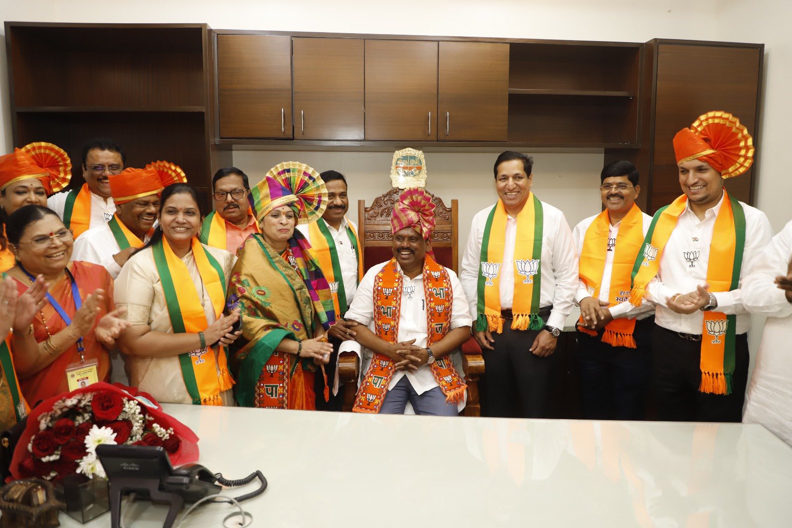 नुकत्याच संपन्न झालेल्या महापालिका सार्वत्रिक निवडणुकीनंतर आज नवी मुंबई महापालिकेच्या राजमाता जिजाऊ सभागृहात संपन्न झालेल्या विशेष महासभेत ठाणे जिल्हा परिषदेचे विशेष कार्यकारी अधिकारी श्री रणजित यादव यांनी पिठासीन अधिकारी म्हणून नियमानुसार महापौर व उमहापौ