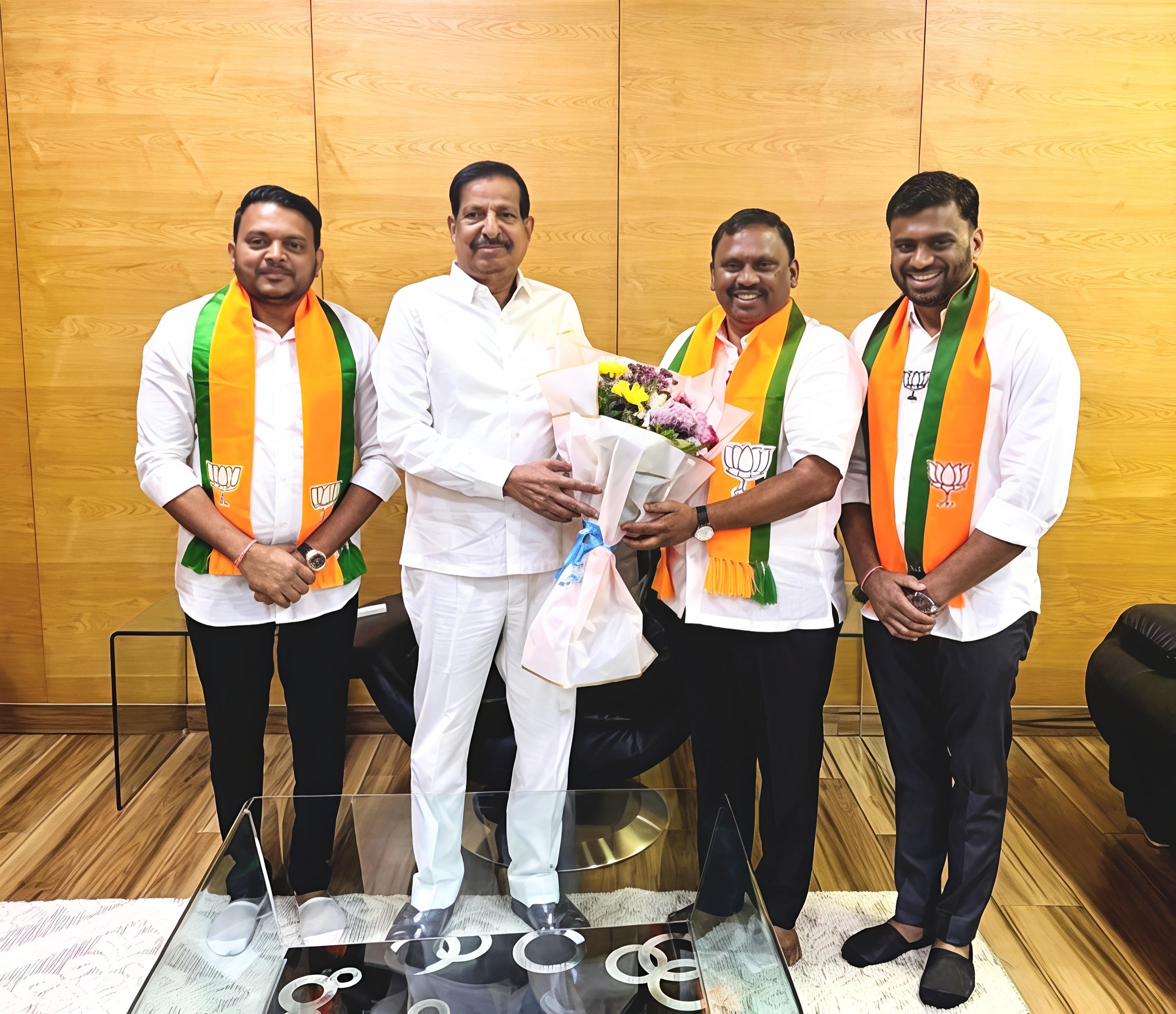 नवी मुंबईंचे शिल्पकार, आपल्या सर्वांचे नेते, राज्याचे वनमंत्री मा. ना. श्री. गणेश नाईक साहेब यांची आज सदिच्छा भेट घेतली.