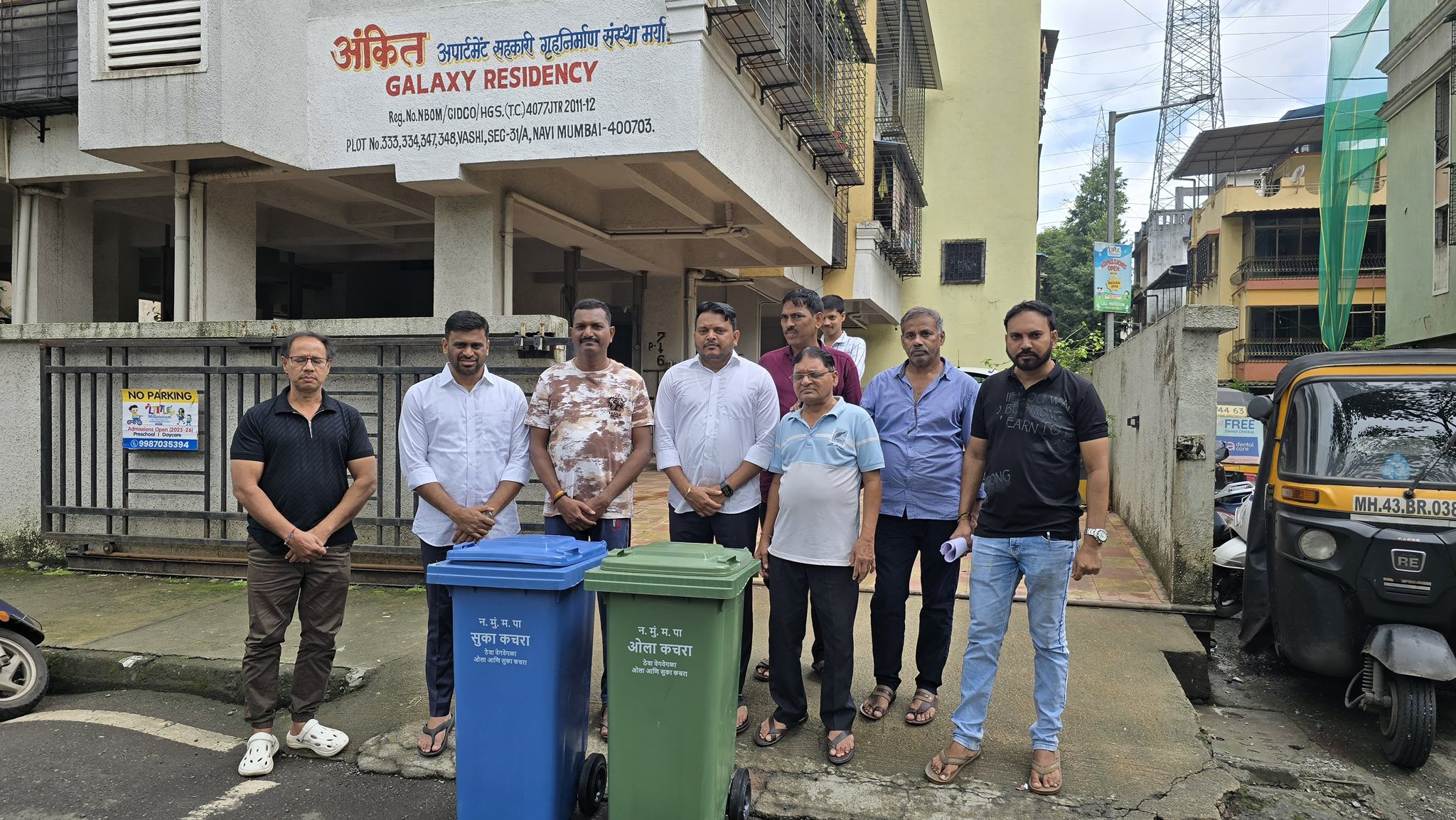 विविध गृहनिर्माण सोसायट्यांमध्ये ओला व सुका कचरा व्यवस्थापनासाठी विशेष डबे वाटप करण्याची मोहीम