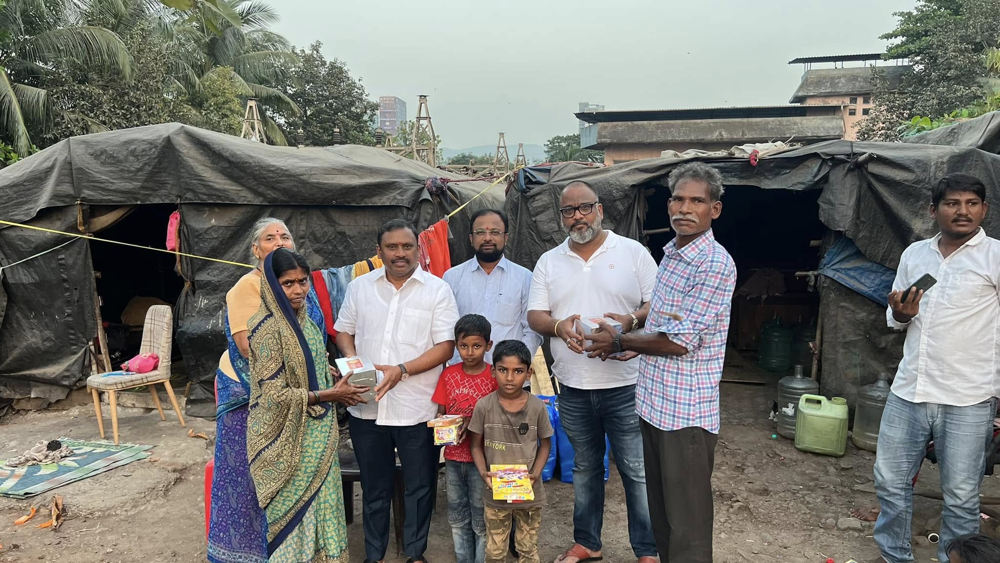 कचरावेचक भगिनींच्या कुटुंबियांना दिवाळीचा फराळ व लहान मुलांना प्रदूषणमुक्त फटाक्यांचे वाटप