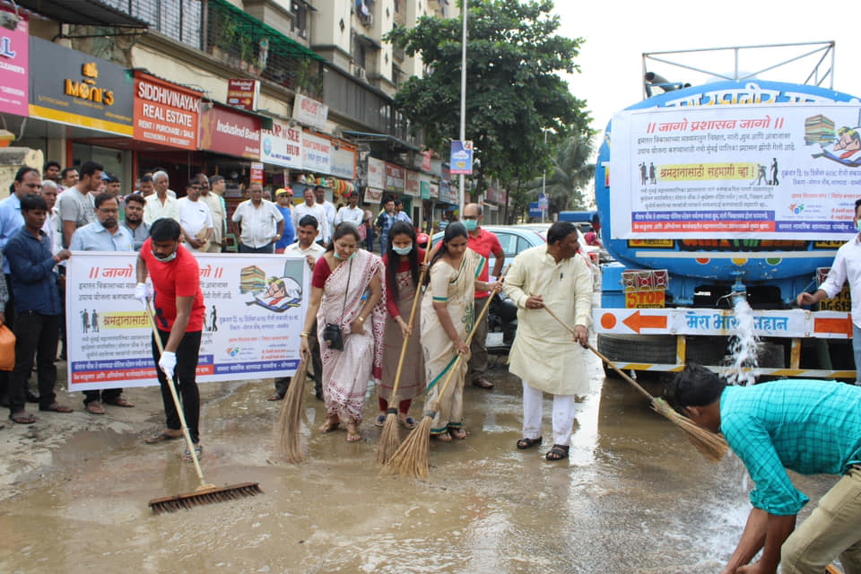 “जागो प्रशासन जागो” घोषणा देत “गली गली में धूल है प्रशासन गुल है” चा नारा देत साफ़सफ़ाई