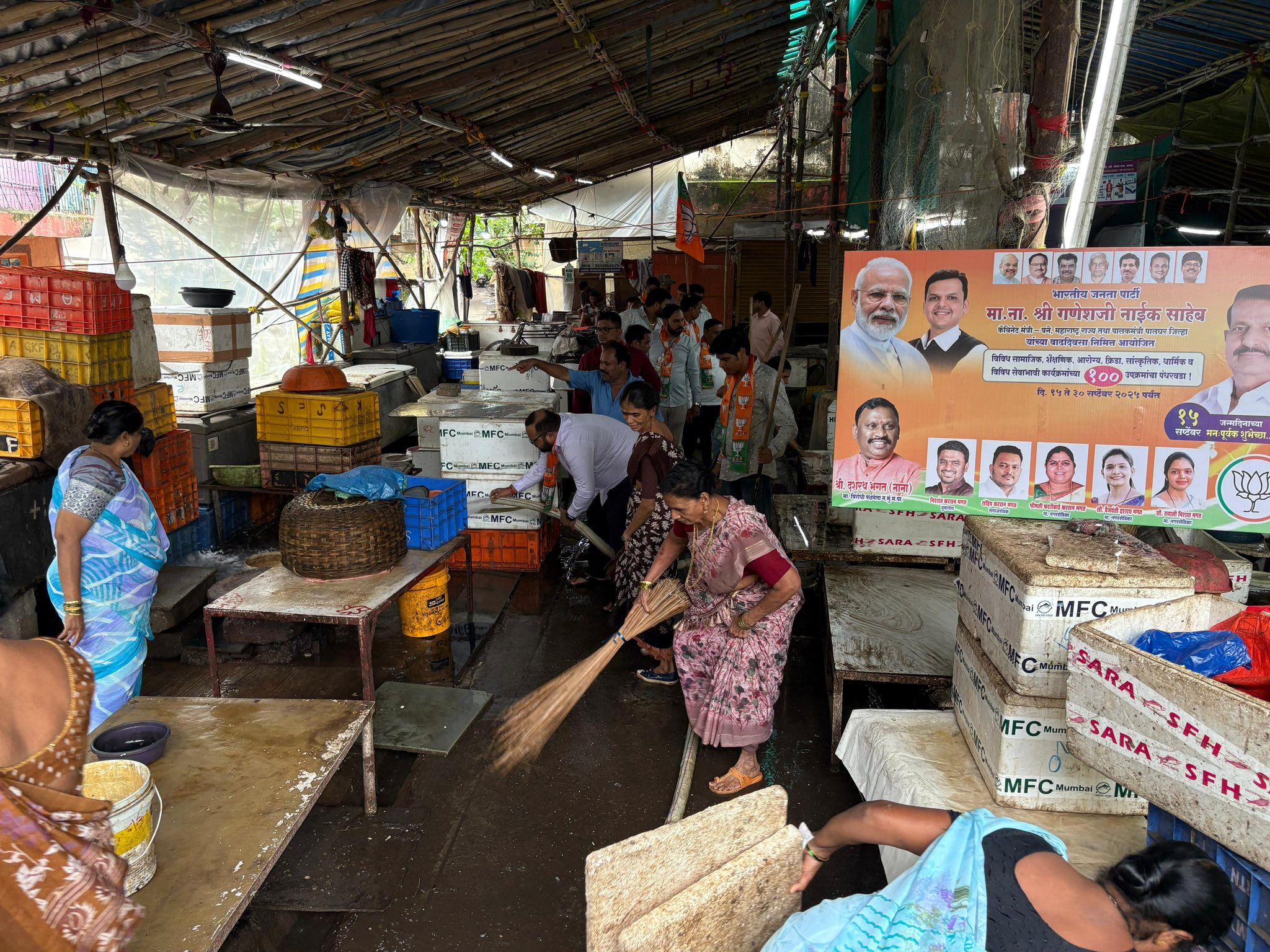 मच्छी मार्केट येथे स्वच्छता अभियान