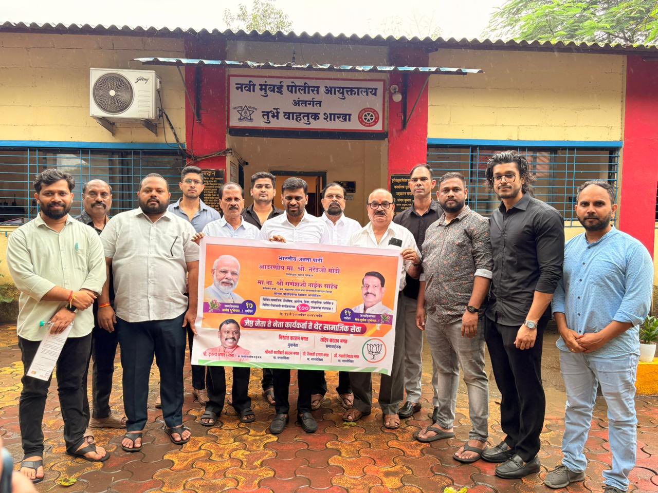 सानपाडा सेक्टर - 16 मोराज चौक परिसरातील वाहतूक कोंडी बाबत तातडीने आवश्यक उपाययोजना करण्याबाबत शिष्टमंडळाच्या वतीने निवेदन सादरीकरण